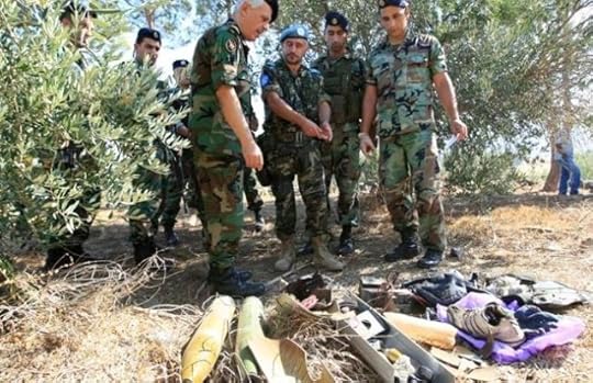 Militari libanesi e dell'Unifil ispezionano il luogo del lancio dei razzi, The Daily Star