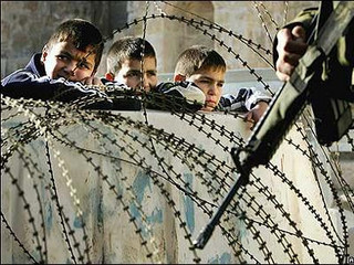 Gaza-boys-fenced-in