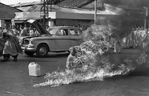 Saigon, 10 giugno 1963: il monaco buddhista Thích Quảng Đức si brucia vivo. Foto di Malcolm Browne. Clicca sulla foto per leggere la storia.