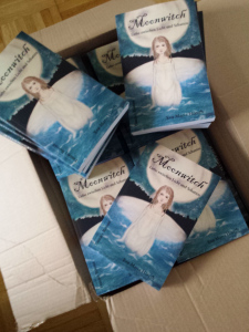 Kiste voll mit Moonwitch-Taschenbüchern