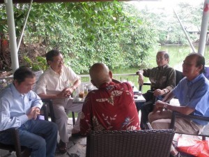 Từ trái: Sâm Thương, Đỗ Hồng Ngọc, Hoàng Quốc Bảo (áo đỏ), Hồ Đăng Tín, Thân Trọng Minh