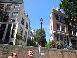 Am33 - Corner leaning house