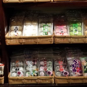 Bun Shaped epcot snacks, green tea rice cake