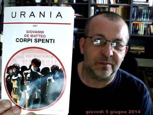 Marco Milani, autoscatto con 'Corpi spenti'.