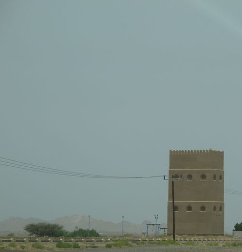 This is not an ancient fort. It's a water tower. There are many just like this in the Omani countryside.