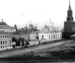 Moscow,_Kremlin,_Voznesenskaya_Square,_1900s