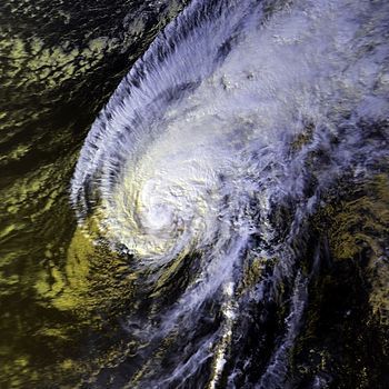 English: Hurricane Iwa from NOAA-17. Inventory...