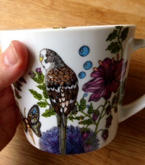 Underbar mugg med fåglar och insekter av Nadja Wedin. Den är stor och ska bli min frukostmugg.