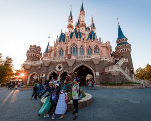 cinderella-castle-rear-tokyo-disneyland-guests-posing-640x514