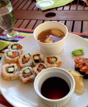 Sushi i kvällssol på Trudes balkong