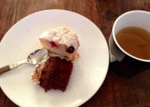 Så himla gott från Gateau. Den ena med smulpaj, hallon, björnbär och når vaniljguck, den andra med mockafrosting. Underbart!