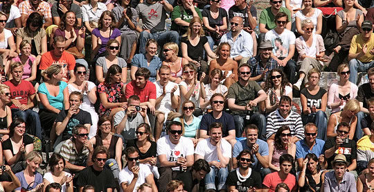 How You Can Instantly Tell Which Way a Crowd is Looking