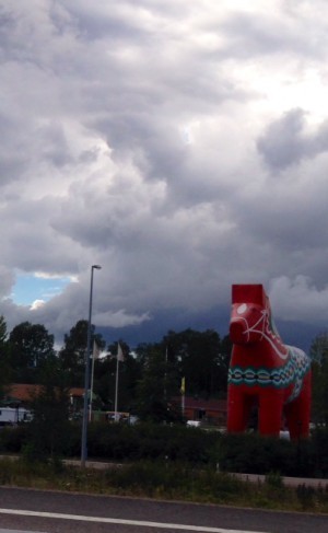 Har svårt att se att jag någonsin kommer ha en jätte-dalahäst i nån romance, men man vet aldrig (jo, det vet man)