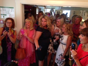 Bruden kom. Kvinnorna went crazy.