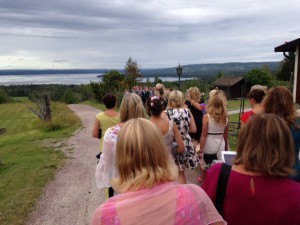 På väg mot vigseln- Bruden med alla sina väninnor. Brudgummen väntade med sina vänner. Det var oerhört känslosamt.