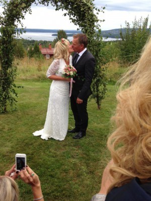 Vigseln. Med världens eventuellt coolaste vigselförrättare, en kvinna i folkdräkt som både vigde paret och sedan sabrerade en champagne. Respekt.