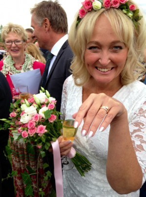 Ringen. Klänningen är en specialdesignad Camilla Thulin. Nej, det är ÄNNU underbarare än det låter. (den här bilden hamnade för övrigt i Expressen)