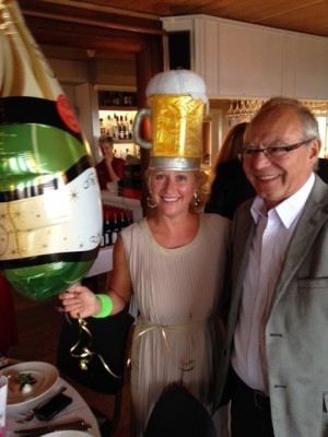 Extraordinär toastmaster Agneta Ljungman och min bordsherre Perra Moreaus, som spelade både fiol och saxofon så jag satt och fulgrät pga så rörd.