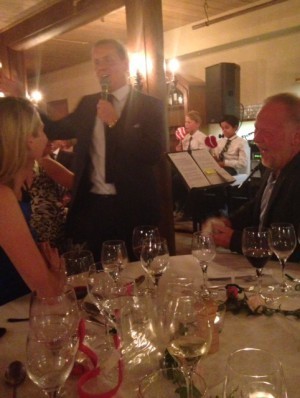 Komikern Måns Möller höll ett tal till brudgummen som var helt crazy ass kul