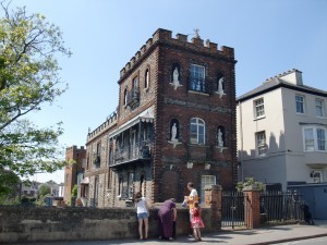 Isis Towpath_Statue house