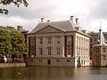 Den_Haag,_Mauritshuis_vanaf_Hofvijver_2006-05-29_16_12