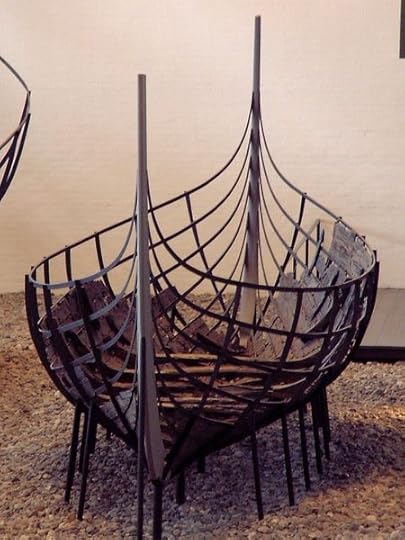 Skuldelev VI: Ein wikingerzeitliches Ruder- und Segelboot, das im Roskilde-Fjord in der Nähe von Skuldelev gefunden wurde. Photo by y Casiopeia. CC-BY-SA-2.0-de via Wikimedia Commons