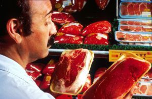 1024px-Man_grocery_shopping
