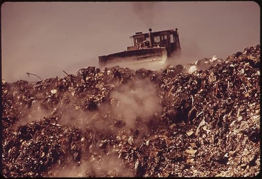 File:AT STATEN ISLAND LANDFILL. GARBAGE BROUGHT BY BARGE FROM MANHATTAN IS DUMPED AT OUTER EDGES OF LANDFILL AREA - NARA - 549797.jpg