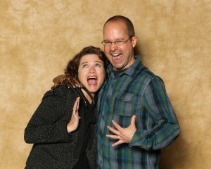 Nous avons bien ri en prenant cette photo : elle me disait : GO, STRANGLE ME! (Vas-y, étrangle-moi). Et moi, je n'osais pas, je ne voulais pas faire mal à Nancy...