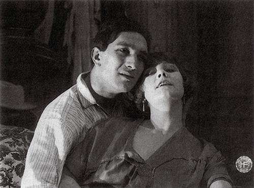 Adelqui Migliar, Annie Bos