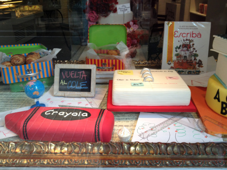 Escaparate de la tienda Escribà en Gran Vía, celebrando la vuelta al cole