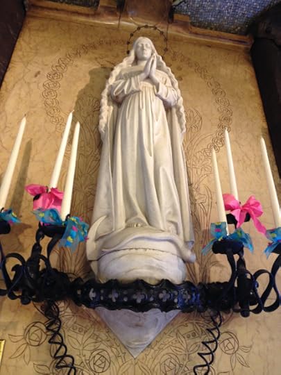 Hasta tiene su propia Virgen. Quizás nos deberíamos encomendar a ella. A los pasteles les sienta bien.