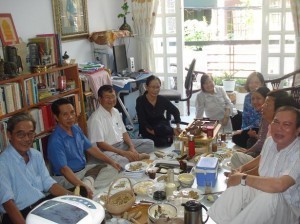 Từ trái: Hồ Thanh Ngạn, Châu Văn Thuận, Đỗ Hồng Ngọc, Ý Nhi, Tôn Nữ Hỷ Khương, Tôn Nữ Thu Thủy, Lý Hương, Vũ Trọng Quang, Thân Trọng Minh (Ra mắt 