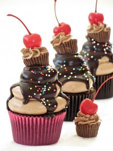Peanut-Butter-and-Chocolate-Cupcakes_Bakers-Royale1
