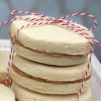 Dulce de leche-filled alfajores