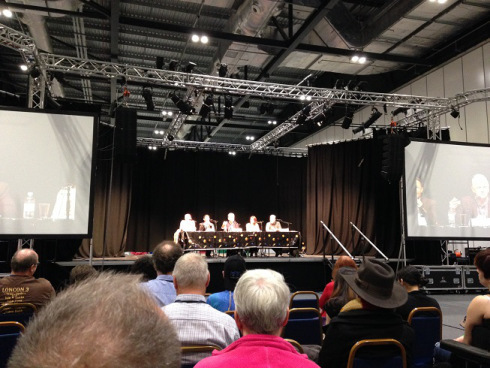 Ken MacLeod presiede il commovente panel di editori e collaboratori con cui la Worldcon ha reso omaggio al compianto Iain M. Banks, ospite d’onore “ad memoriam”