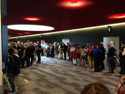 Fila per l’intervento di Alastair Reynolds sui futuri sviluppi del volo interstellare. Molti di noi resteranno fuori quando gli addetti alla sicurezza dovranno chiudere le porte per sopraggiunti limiti della capienza della sala