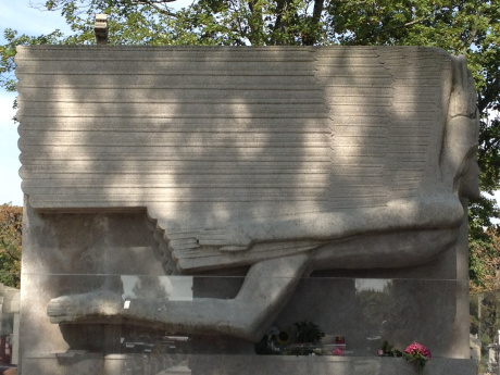 El angel de Jacob Epstein en la tumba de Oscar Wilde