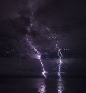 640px-Phatman_-_Lightning_on_the_Columbia_River_(by-sa)