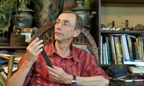 Svante Pääbo examines a human femur found near Ust’-Ishim in Siberia