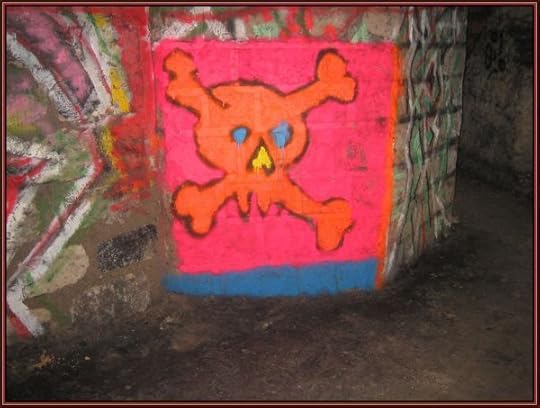 To have a look at the modern day catacombs, click the image by Jérȏme Bon. 