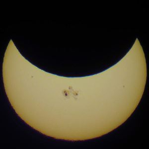 Solar_eclipse_of_October_23_2014_sunset_Minneapolis_Ruen3
