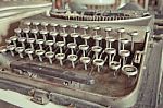 vintage-typewriter-100234507