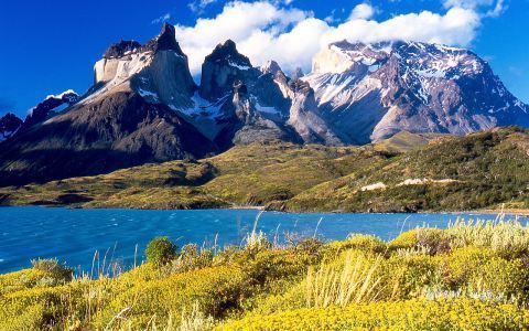 1280px-Cuernos_del_Paine_from_Lake_Pehoé