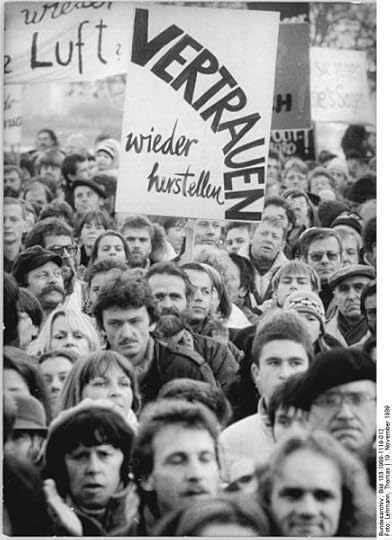 Berlin Demonstration - Bundesarchiv, Bild 183-1989-1119-012 (CC-BY-SA-3.0-de) via Wikimedia Commons.
