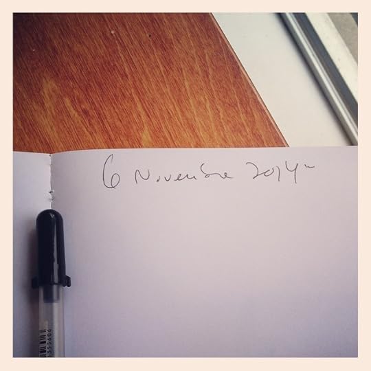 Sans l'écriture, la vie reste floue et incomprise. Écrire met de la lumière dans les coins obscurs, ça raffermit ma volonté, ma créativité #pagesdumatin #morningpages #lavieestfascinante www.lavieestfascinante.com