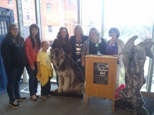 Lindsey Toutant and 3 volunteers plus audience members that wanted to have a picture with Lee.