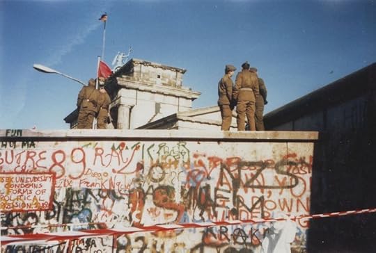 Berlin Wall on 16 November 1989. Photo by Yann. CC BY-SA 3.0 via Wikimedia Commons.