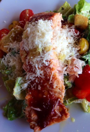 Ceasarsallad med barbecue-lax. Mums!