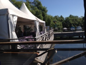 En stor del av restaurangen ligger ute i vattnet.